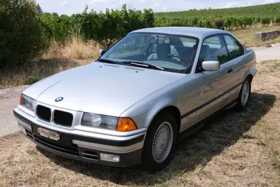 BMW 325i Coupé 1992 — Classique de prestige, statut de véhicule vétéran — exterior view