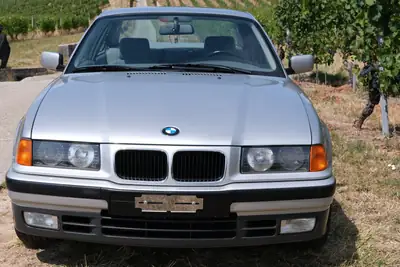BMW 325i Coupé 1992 — Classique de prestige, statut de véhicule vétéran — side view