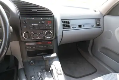 BMW 325i Coupé 1992 — Classique de prestige, statut de véhicule vétéran — dashboard