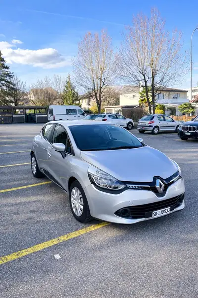 Renault Clio 0.9 TCe Expression — Citadine compacte, essence économe, 30'000 km — side view