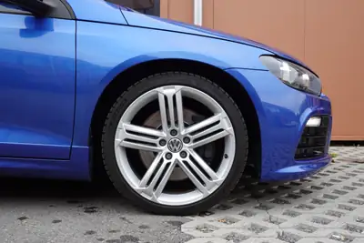 VW Scirocco 2.0 TSI R — Coupé sportif 265 ch, toit ouvrant et phares Xenon — dashboard
