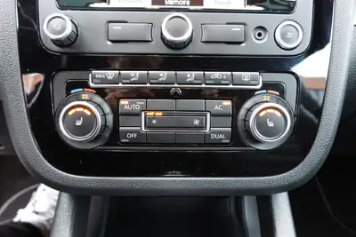VW Scirocco 2.0 TSI R — Coupé sportif 265 ch, toit ouvrant et phares Xenon — Thumbnail 17