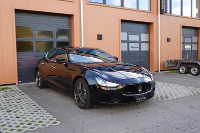 Maserati Ghibli 3.0 V6 — Berline italienne de prestige, 350 ch et équipements premium — rear view