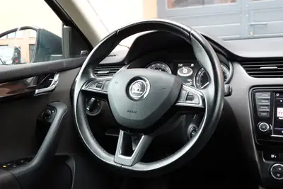 Skoda Octavia Combi 2.0 TDI 4×4 — Break robuste, traction intégrale, équipements premium — Thumbnail 13