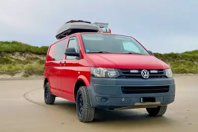 VW T5 Transporter 2.0 TDI 140 4Motion — Van aménagé camping 4x4, prêt à l'aventure — vue extérieure