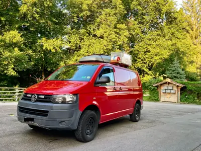 VW T5 Transporter 2.0 TDI 140 4Motion — Van aménagé camping 4x4, prêt à l'aventure — côté