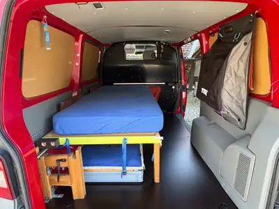 VW T5 Transporter 2.0 TDI 140 4Motion — Van aménagé camping 4x4, prêt à l'aventure — intérieur