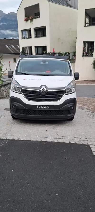 Renault Trafic 2.0 dCi 120 Business — Van utilitaire fiable, 76 000 km, moteur diesel — side view