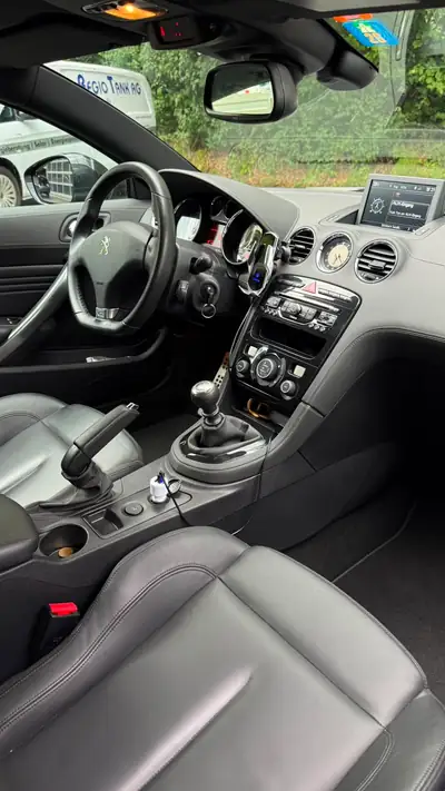 Peugeot RCZ 1.6 THP 200 ch — Coupé sportif affûté, 77 000 km seulement — interior