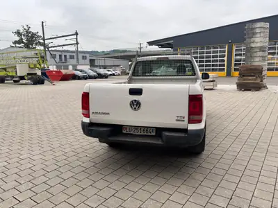 VW Amarok 2.0 TDI 122 — Pick-up robuste 4x4, sans accident — Heckansicht