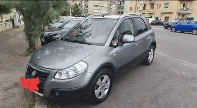 Fiat Sedici 1.9 JTD 4WD Dynamic — Robuste SUV polyvalent 4x4 diesel 2008 — vista posteriore