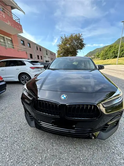 BMW X2 18i sDrive — Compact urbain sportif, 52 000 km seulement — Heckansicht