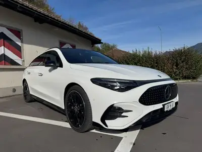 Mercedes-Benz CLA 350 4Matic — Berline électrique performante, 10 800 km seulement — side view