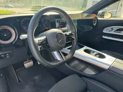 Mercedes-Benz CLA 350 4Matic — Berline électrique performante, 10 800 km seulement — interior