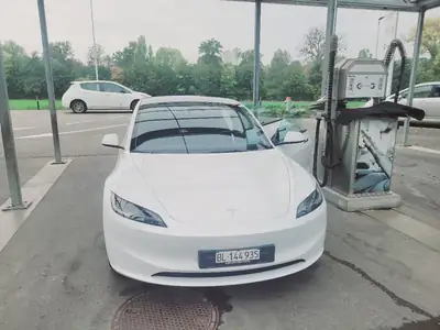 Tesla Model 3 RWD 2025 — Électrique performante, 19'000 km seulement — interior