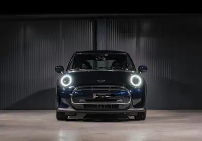MINI One 5-Portes — Citadine urbaine dynamique, seulement 36'000 km — exterior view