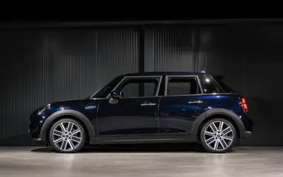 MINI One 5-Portes — Citadine urbaine dynamique, seulement 36'000 km — side view
