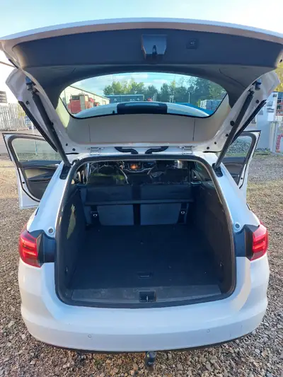 Opel Astra Sports Tourer 1.6 CDTi — Break diesel automatique, 148 800 km, sans accident — intérieur