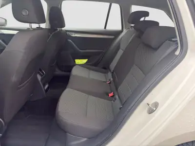 Skoda Octavia Combi 2.0 TDI 4x4 — Robustesse tout-terrain, diesel économe et garantie 12 mois — Thumbnail 10