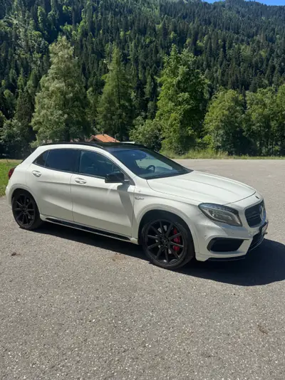 Mercedes-Benz GLA 45 AMG 4Matic — SUV compact haute performance, 360 ch — rear view