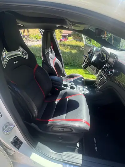 Mercedes-Benz GLA 45 AMG 4Matic — SUV compact haute performance, 360 ch — dashboard