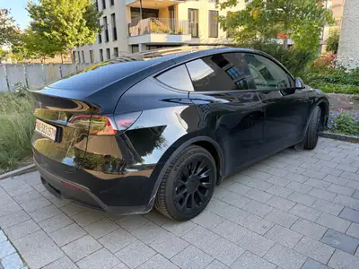 Tesla Model Y Premium LFP RWD 2024 — Performance électrique et autonomie exceptionnelle — tableau de bord