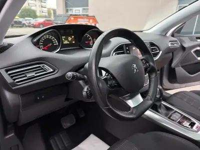 Peugeot 308 SW 1.2 THP Allure — Break automatique spacieux, toit panoramique, 59 400 km — Miniature 24
