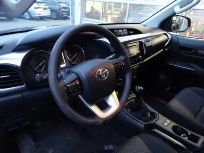 Toyota HiLux 2.4D-4D Comfort Double Cab 4x4 — Pickup robuste, 72'000 km seulement — Thumbnail 7