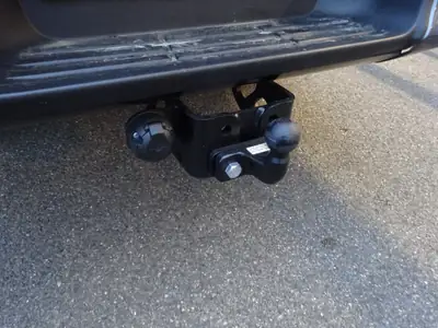 Toyota HiLux 2.4D-4D Comfort Double Cab 4x4 — Pickup robuste, 72'000 km seulement — Thumbnail 11