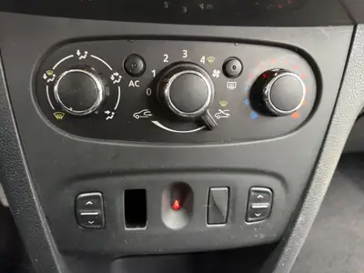 Dacia Sandero TCe 90 Lauréate — Citadine fiable, climatisation et entretien à jour — Miniatura 15