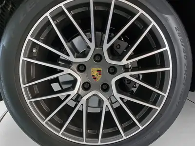 Porsche Cayenne 340 ch — SUV premium avec direction arrière et suspension pneumatique — Miniatur 12