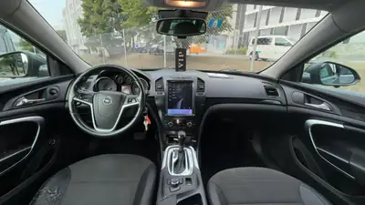Opel Insignia 2.0 T Edition — Break spacieux, 220 ch dynamiques, historique sans sinistre — intérieur