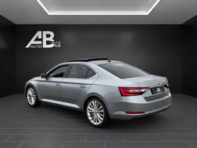 Skoda Superb Limousine 2.0 TDi 190 PS — Berline premium à consommation maîtrisée, sans accident — rear view