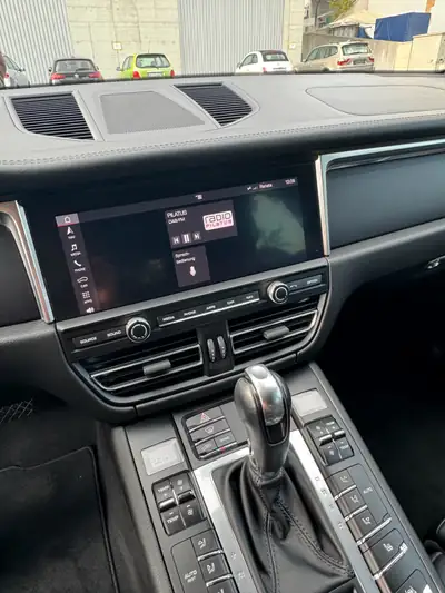 Porsche Macan 2.0 — SUV sportif 245 ch, full quattro, entretien premium inclus — dashboard