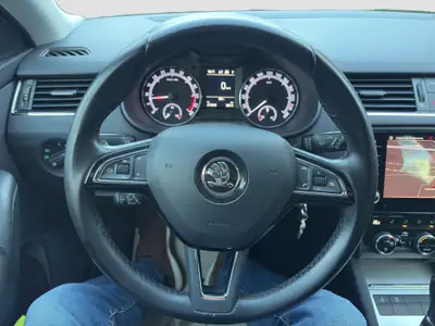 Skoda Octavia Combi 2.0 TDI 150 ch — Break polyvalent 4x4, entretien agence, garantie 12 mois — Miniature 15