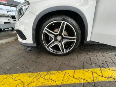 Mercedes-Benz GLA 200 d AMG Line — SUV compact diesel, 68'000 km, sans sinistre — côté