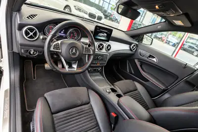 Mercedes-Benz GLA 200 d AMG Line — SUV compact diesel, 68'000 km, sans sinistre — tableau de bord