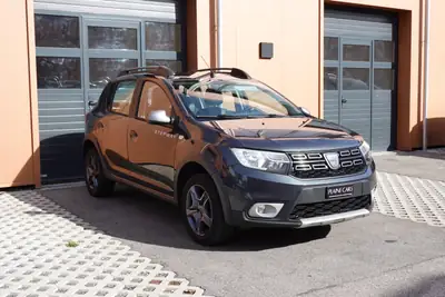 Dacia Sandero TCe 90 Stepway — Citadine robuste, équipée GPS et caméra, 8 roues incluses — Heckansicht