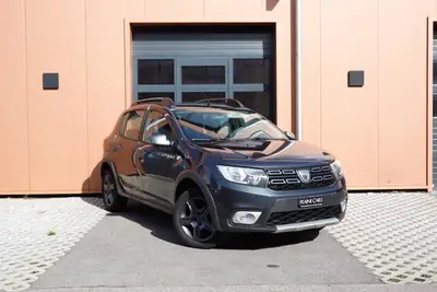 Dacia Sandero TCe 90 Stepway — Citadine robuste, équipée GPS et caméra, 8 roues incluses — Außenansicht