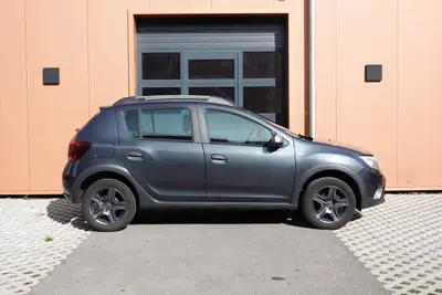 Dacia Sandero TCe 90 Stepway — Citadine robuste, équipée GPS et caméra, 8 roues incluses — Innenraum
