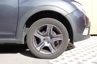 Dacia Sandero TCe 90 Stepway — Citadine robuste, équipée GPS et caméra, 8 roues incluses — Armaturenbrett
