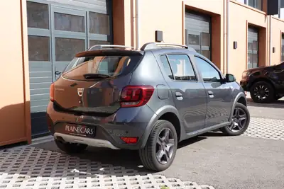 Dacia Sandero TCe 90 Stepway — Citadine robuste, équipée GPS et caméra, 8 roues incluses — Miniatur 7