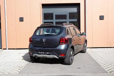 Dacia Sandero TCe 90 Stepway — Citadine robuste, équipée GPS et caméra, 8 roues incluses — Miniatur 8