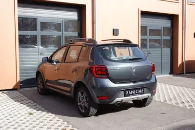 Dacia Sandero TCe 90 Stepway — Citadine robuste, équipée GPS et caméra, 8 roues incluses — Miniatur 10
