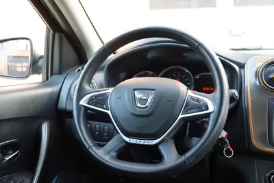 Dacia Sandero TCe 90 Stepway — Citadine robuste, équipée GPS et caméra, 8 roues incluses — Miniatur 12