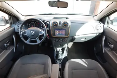 Dacia Sandero TCe 90 Stepway — Citadine robuste, équipée GPS et caméra, 8 roues incluses — Miniatur 11