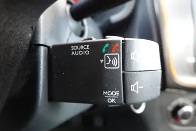 Dacia Sandero TCe 90 Stepway — Citadine robuste, équipée GPS et caméra, 8 roues incluses — Miniatur 15