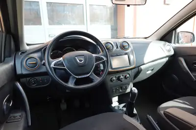 Dacia Sandero TCe 90 Stepway — Citadine robuste, équipée GPS et caméra, 8 roues incluses — Miniatur 13
