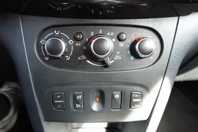 Dacia Sandero TCe 90 Stepway — Citadine robuste, équipée GPS et caméra, 8 roues incluses — Miniatur 18