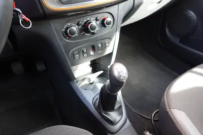 Dacia Sandero TCe 90 Stepway — Citadine robuste, équipée GPS et caméra, 8 roues incluses — Miniatur 19
